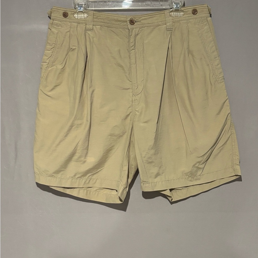 Tommy Bahama shorts size‎ L, made from a 70% cotton and 30% nylon blend.